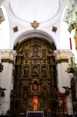 Cadiz, İspanya 03.26.2019: Santiago Kilisesi 'nin iç kesiminin merkezi ve yan kısımlarının oyulmuş sunaklarıyla panoramik görünümü