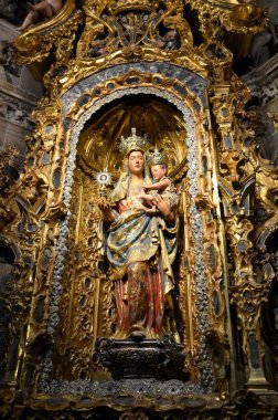 Sevilla, İspanya 03.24.2019: Bebekli Bakire Meryem