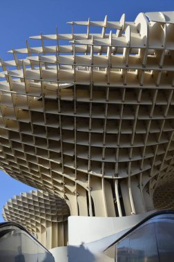 Seville, İspanya 03.24.2019: Metropol Şemsiyesi (2011) ahşap yapısı Jrgen Mayer-Hermann, İspanya