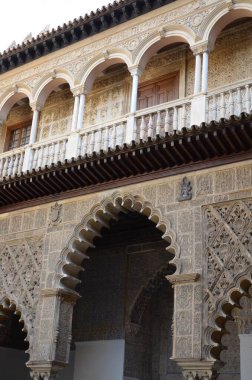 Seville, İspanya 03.24.2019: Muhteşem Patio de las Doncellas (Bakirelerin Avlusu) manzarası dantel benzeri taş atari salonlarıyla