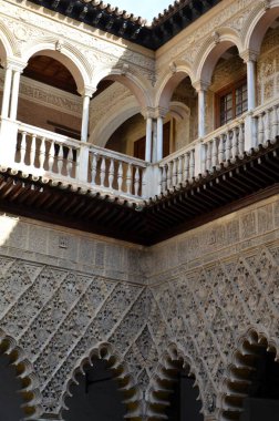 Seville, İspanya 03.24.2019: Muhteşem Patio de las Doncellas (Bakirelerin Avlusu) manzarası dantel benzeri taş atari salonlarıyla