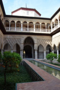 Seville, İspanya 03.24.2019: Muhteşem Patio de las Doncellas (Bakirelerin Avlusu) manzarası dantel benzeri taş atari salonlarıyla