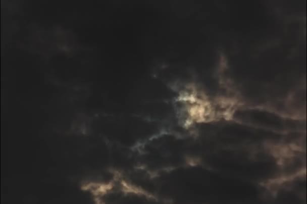 Ηλιακή Έκλειψη Στο Θολό Φόντο Έκλειψη Του Ήλιου Στο Συννεφιασμένο — Αρχείο Βίντεο