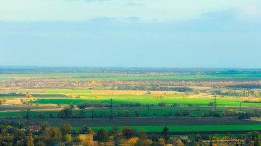 Ukrayna 'nın uzak kırsal manzarası. Uçsuz bucaksız ufuk manzarası. Gündüz vakti. Bulutlu gökyüzü arka planında
