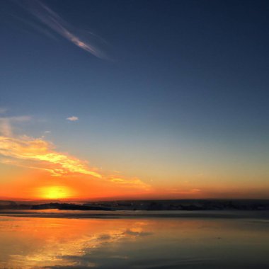 Denizin üzerinde gün batımı