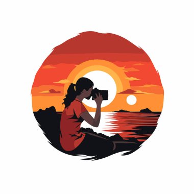Gün batımında fotoğrafçı. Kameralı bir kadının vektör çizimi.