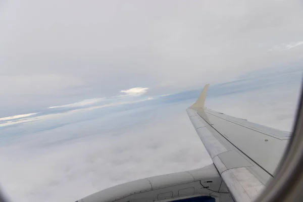 Widok Jet Samolot Skrzydło Tle Gęste Chmury Błękitne Niebo — Zdjęcie stockowe
