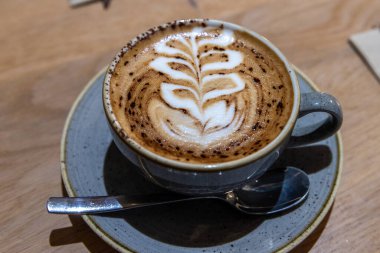 Masadaki tepside sıcak kahve..