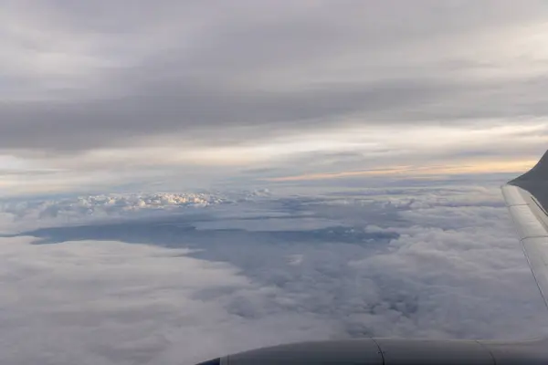 Widok Jet Samolot Skrzydło Tle Gęste Chmury Błękitne Niebo — Zdjęcie stockowe