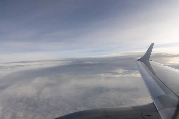 Вид Крыла Реактивного Самолета Фоне Густых Облаков Голубого Неба — стоковое фото