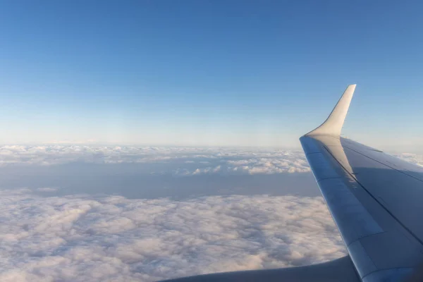 Vista Jet Aereo Ala Sullo Sfondo Nuvole Spesse Cielo Blu — Foto Stock