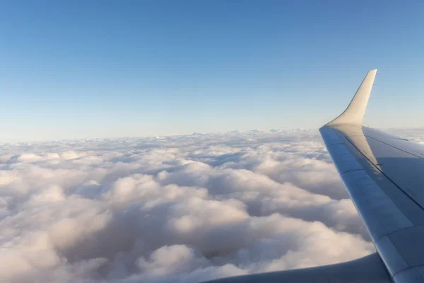 Вид Крыла Реактивного Самолета Фоне Густых Облаков Голубого Неба — стоковое фото