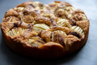 Evde pişmiş lezzetli elmalı turta..