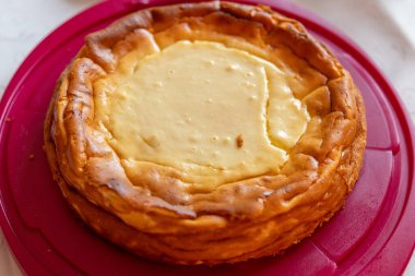 Lezzetli peynirli kek, masaya yakın..