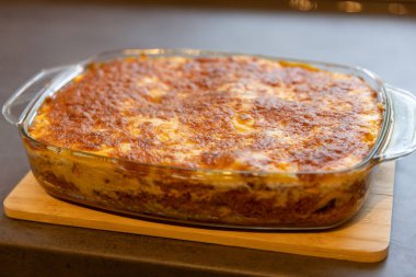 Fırında bolonez soslu klasik lazanya.