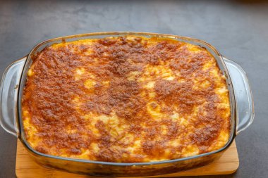 Fırında bolonez soslu klasik lazanya.