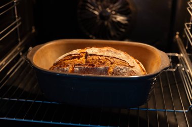 Fırında taze pişmiş ekmek