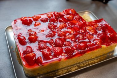 Taze çilekli çilekli çilekli turta.