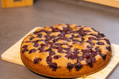 Ev yapımı vişneli turta. Yakın plan vişneli turta.