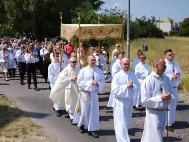 GDANSK, POLAND - 08 Haziran 2023: Orta Avrupa 'da Corpus Christi Katolik bayramı. Gdansk, Polonya.