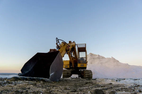 Escavadeira Fazenda Sal Com Pôr Sol Uma Montanha Sal Perto — Fotografia de Stock