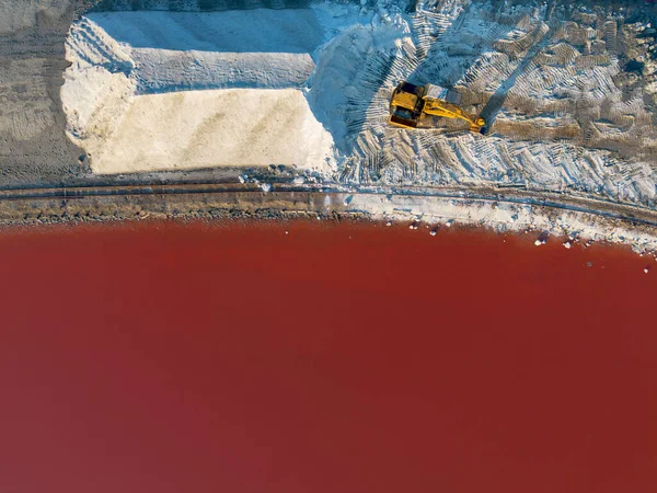 Salt Fazenda Escavadora Aérea Uma Montanha Sal Perto Dele — Fotografia de Stock