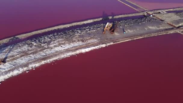 Pohled Solnou Věž Mezi Dvěma Růžovými Solnými Jezery Escavátorem Pohled — Stock video