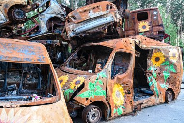 Siviller işgal altındaki Irpin şehrinden kaçmaya çalışırken Rus kuvvetleri tarafından ateş edilip yakılan araçlar için bir depo..