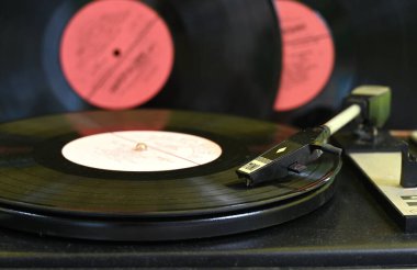 Eski bir oyuncu tavan arasında bulundu. Eski yılların popüler melodilerini vinil kayıtlarda dinleyebilirsiniz. Bu oyuncu 1978 'de serbest bırakıldı ve büyük bir popülerlik kazandı..