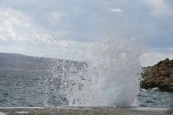 Large Waves Crash Rocky Shore Splashing Salty Water Warning Approaching — Stock Photo, Image