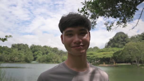 Портрет Азиатского Подростка Повседневной Одежде Улыбающегося Тени Дерева Природном Парке — стоковое видео