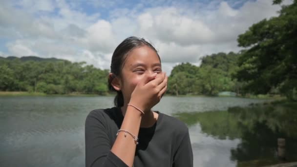 Asiático Adorable Adolescente Chica Avergonzado Rió Mientras Filmación Aire Libre — Vídeo de stock