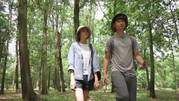 Dos Jóvenes Adolescentes Estudiantes Ciencias Naturales Vestimenta Casual Caminando Por — Vídeos de Stock