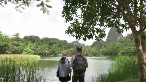 Twee Jonge Tiener Reizigers Wandelen Stoppen Buurt Van Het Natuurlijke — Stockvideo