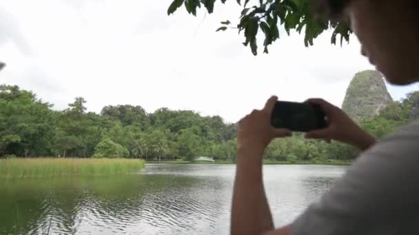 Para Trás Para Revelar Jovens Turistas Adolescentes Fotografando Beleza Pântano — Vídeo de Stock