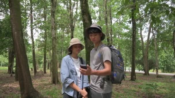 Zwei Jugendliche College Studenten Suchen Beim Wandern Waldpark Handy App — Stockvideo
