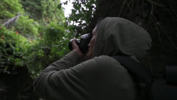 Aasialainen Nainen Luontokuvaaja Hupullinen Paita Ottaa Kuvia Kameralaitteella Trooppisessa Sademetsässä — kuvapankkivideo