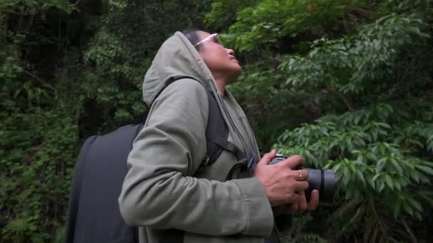 Yağmur Mevsiminde Yemyeşil Yapraklarla Çevrili Tropikal Yağmur Ormanlarında Fotoğraf Çeken — Stok video