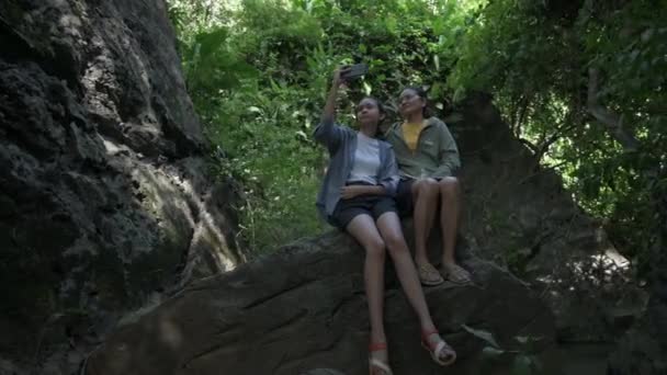 Asian Mother Her Adorable Teen Daughter Enjoy Sitting Huge Rock — Stock Video