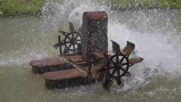 古い錆びた電気タービンは水に酸素を加えています 運河の水質を高めるための航空タービン回転ホイールパドル 水を分散する スローモーション — ストック動画