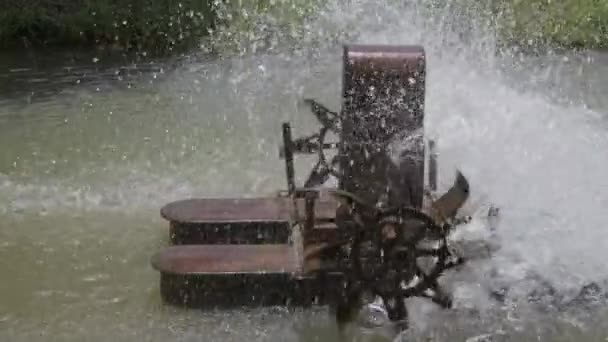 Παλαιά Σκουριασμένη Πλωτή Τουρμπίνα Νερού Τουρμπίνα Αερισμού Περιστρεφόμενα Κουπιά Τροχών — Αρχείο Βίντεο