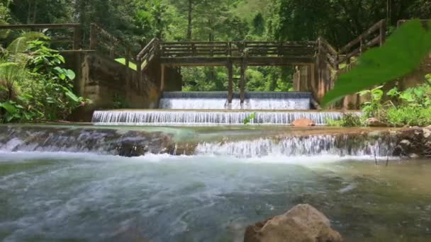 Durch Das Alte Betonwehr Raman Forest Park Fließt Sommer Wasser — Stockvideo