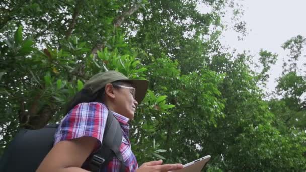 Sırt Çantalı Kadın Doğa Araştırmacısı Tropikal Yağmur Ormanlarını Keşfederken Dijital — Stok video