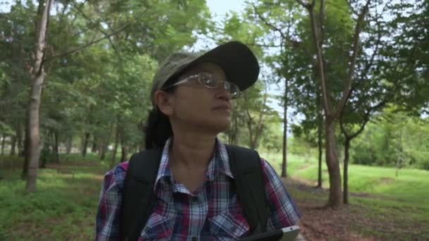 Asiatische Botanikerin Lässiger Kleidung Mit Rucksack Und Digitalem Tablet Beim — Stockvideo