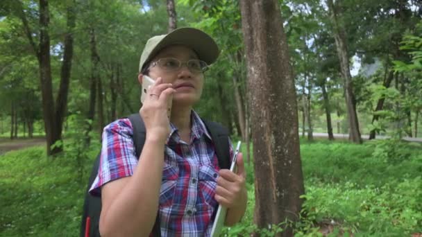 Femme Écologiste Tenue Décontractée Parlant Téléphone Dans Parc Forestier Communication — Video