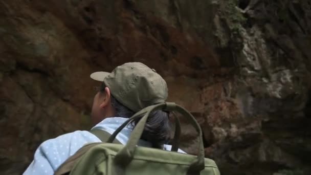 Женщина Одиночка Рюкзаком Оглядывается Вокруг Увидеть Красоту Пещерной Стены Скалистой — стоковое видео