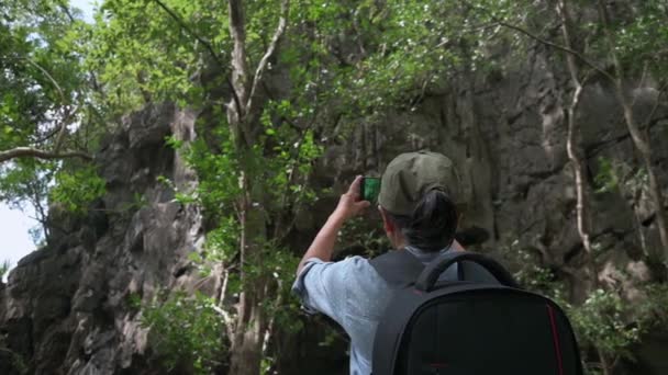 Solo Wanderin Nimmt Video Mit Handy Bergwaldpark Unter Sonnenlicht Auf — Stockvideo