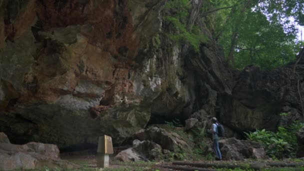 Соло Геолог Досліджує Скелясту Стіну Великої Гірської Печери Влітку Візьміть — стокове відео