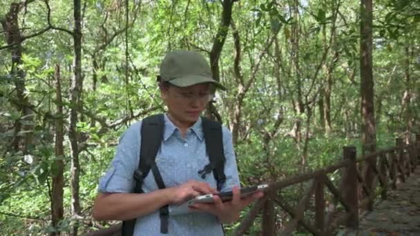 Ázsiai Botanikus Dolgozik Digitális Tabletta Miközben Vizsgálja Kutatja Ökoszisztéma Mangrove — Stock videók