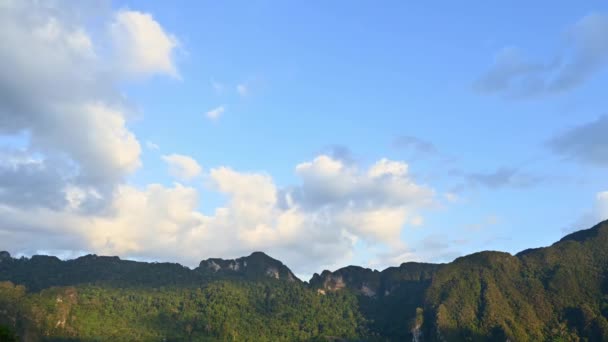 午後から夕方までの緑の山の範囲の上の青い空の劇的な雲の映像 雲の動きが速い山の美しい景観 — ストック動画